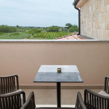 Perla فندق مبيت وإفطار 3*